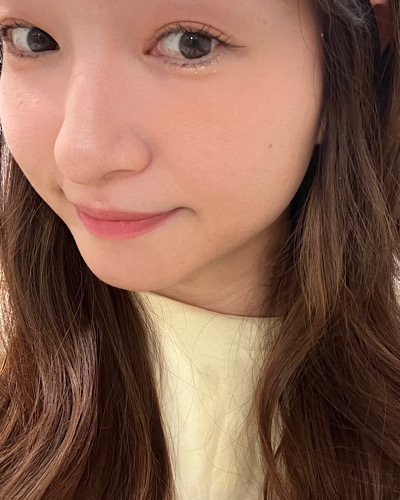 チークを塗って肌のハリが感じられる画像